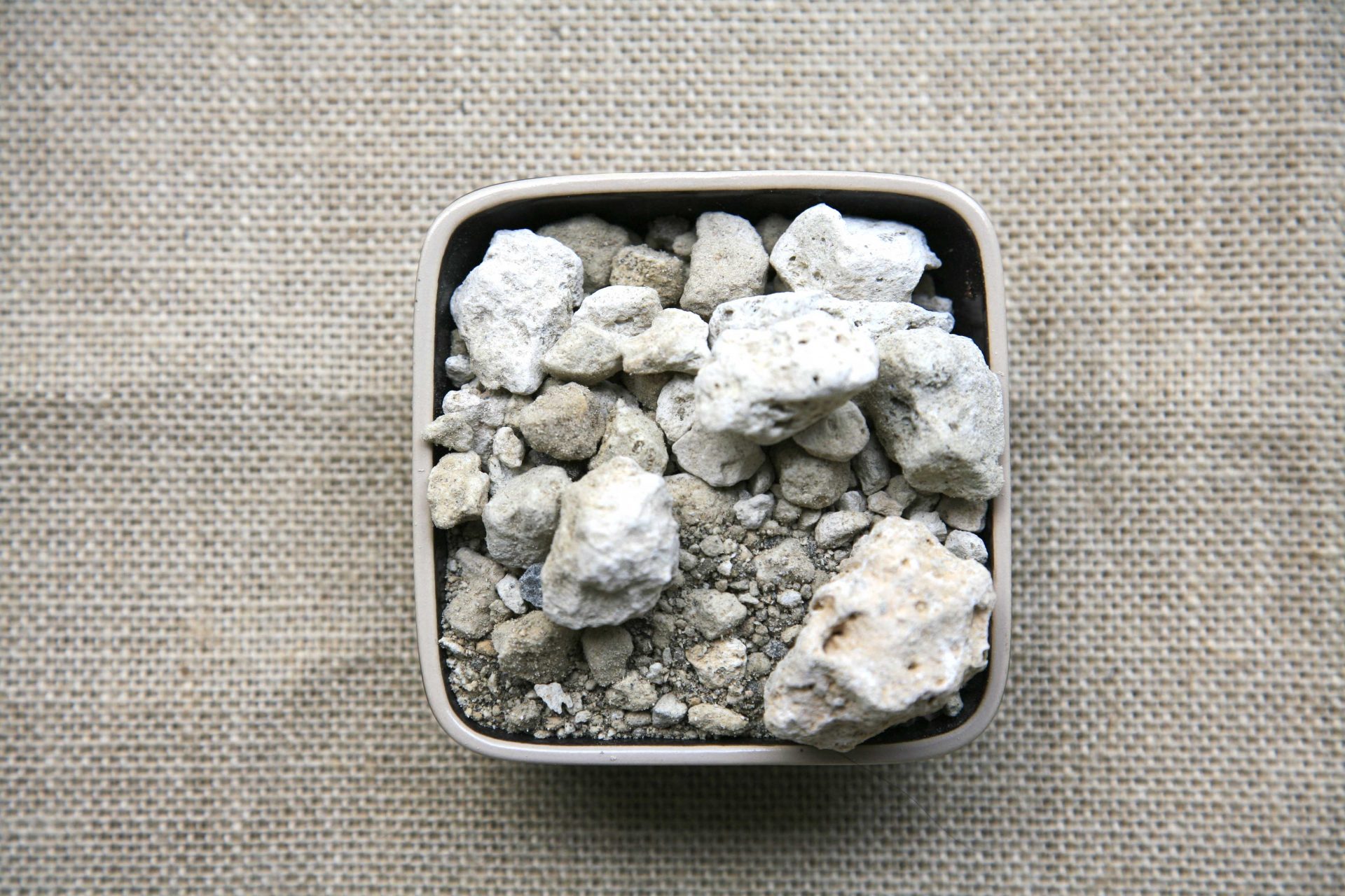 Celina Naturista - La piedra pómez es un material natural, ligero y poroso  con multitud de beneficios. Esta piedra de origen volcánico tiene diversas  características llamativas, la más resaltante es su porosidad